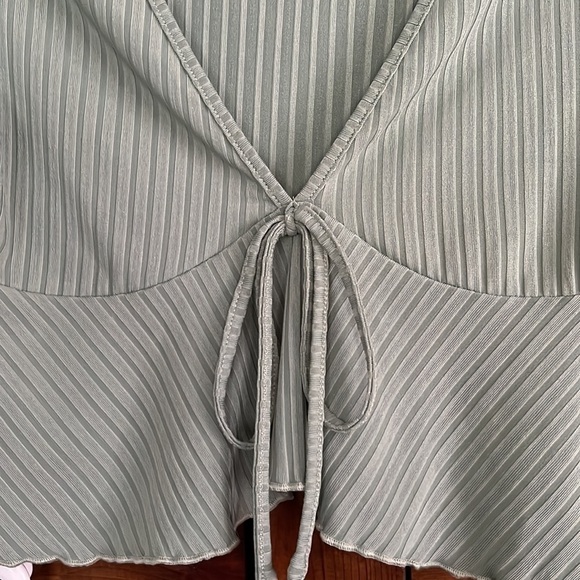 S H E I N Solid Sage Green Ribbed V-Neck Cropped Top w/Tie Front, Sz Large, EUC. - Picture 4 of 7